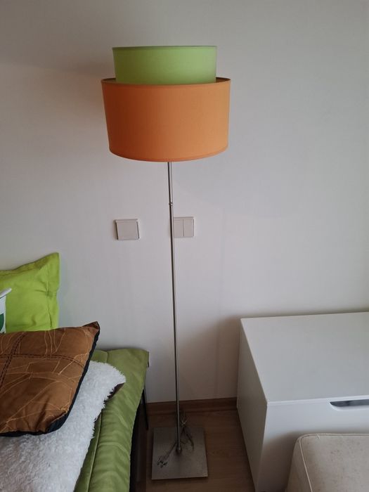 Candeeiro de pé com abajur de 2 cores e braço que se move