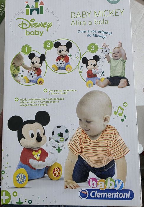 Baby Mickey Atira a bola