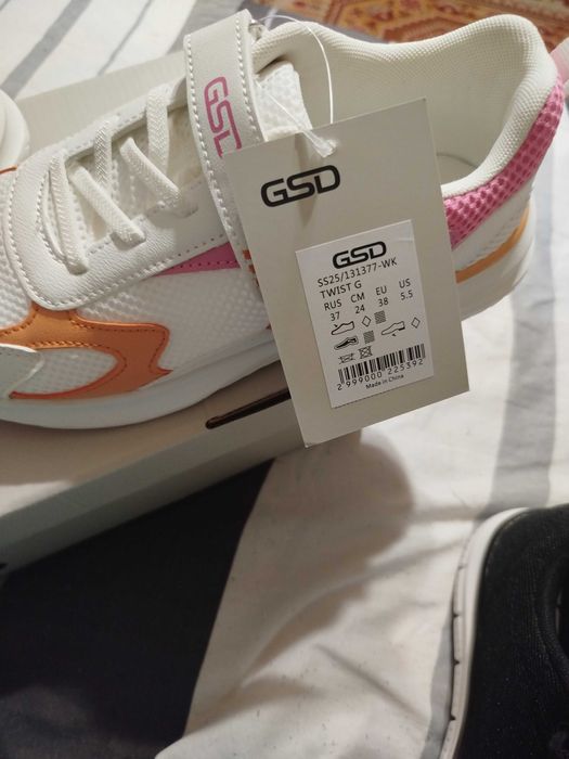 Кросівки жіночі нові