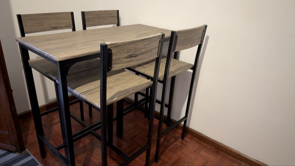 Mesa alta com 4 cadeiras – estilo industrial
