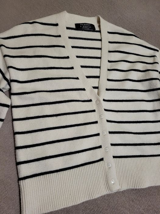 Стильний базовий кардиган молочного кольору