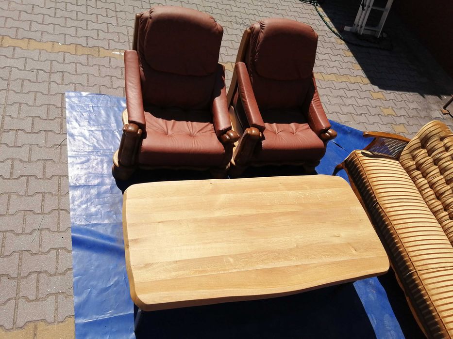 Stolik z blatem dębowym.