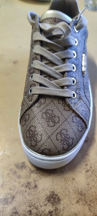 Продам  кожаные красовки Guess