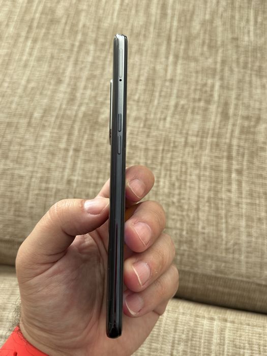 Oppo A94 5G com ecran rachado mas a funcionar