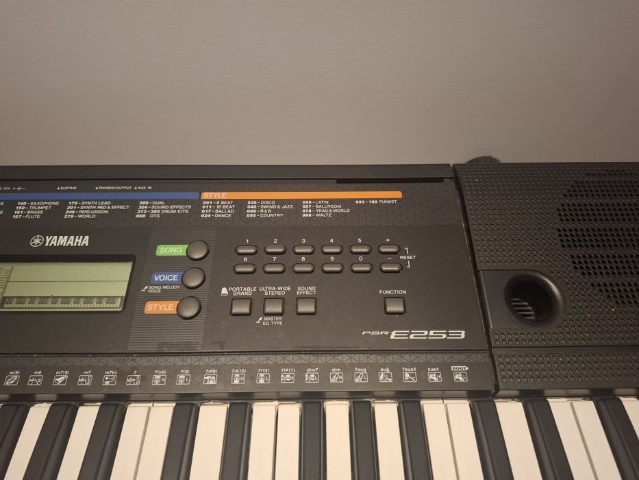 Teclado Yamaha PSR-E253 + Suporte