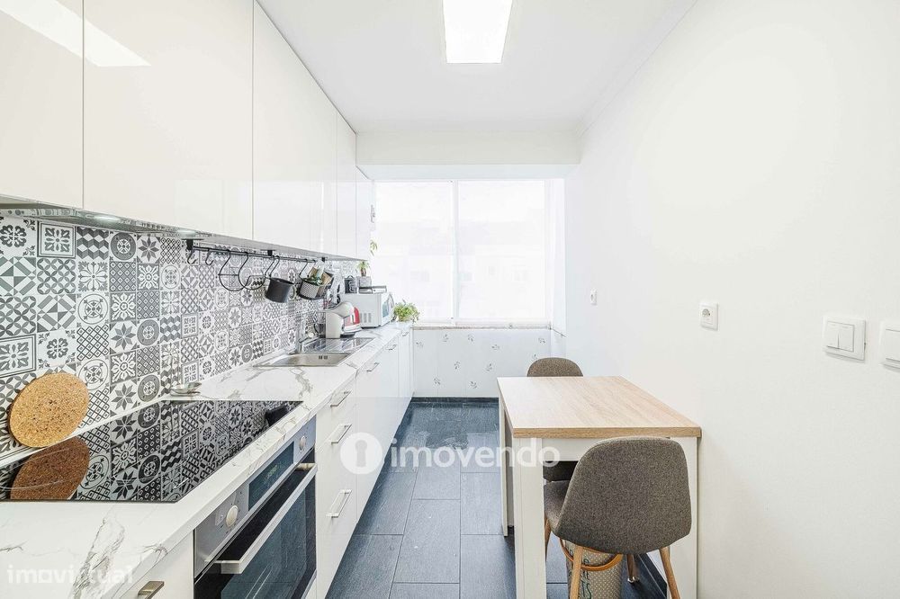 Apartamento T2 totalmente renovado, com cozinha equipada, na Amadora