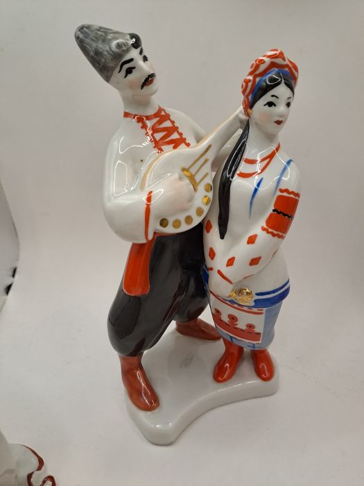 Статуетка. Статуэтка. Фарфоровая статуэтка. Индианка. Вишивальщіця.