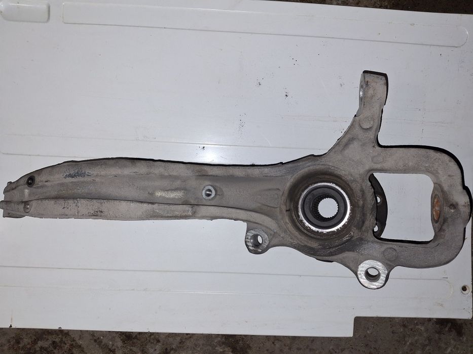 Цапфа ступіца AUDI Q7  Taureg .7P6407246A