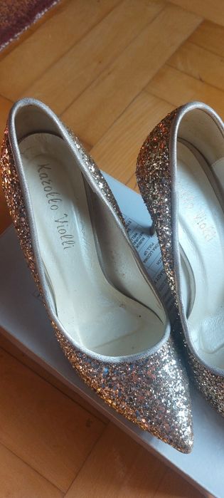 Eleganckie złote szpilki buty na obcasie