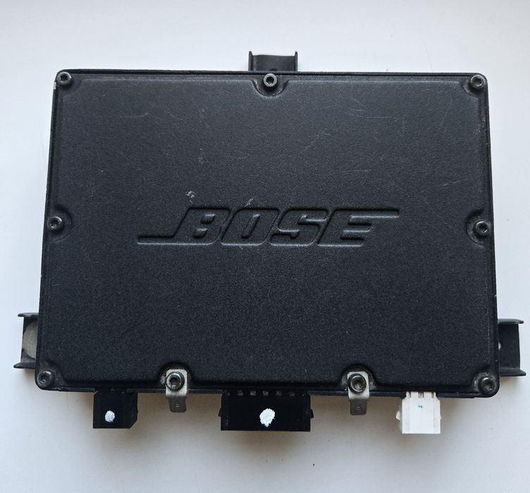 Wzmacniacz audio marki Bose.