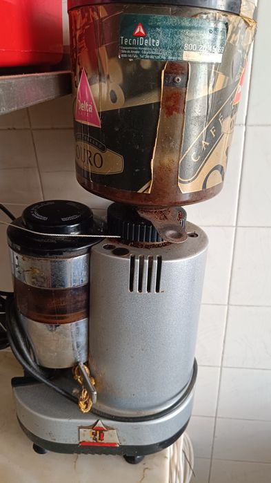 Moinho de café delta cinza e preto