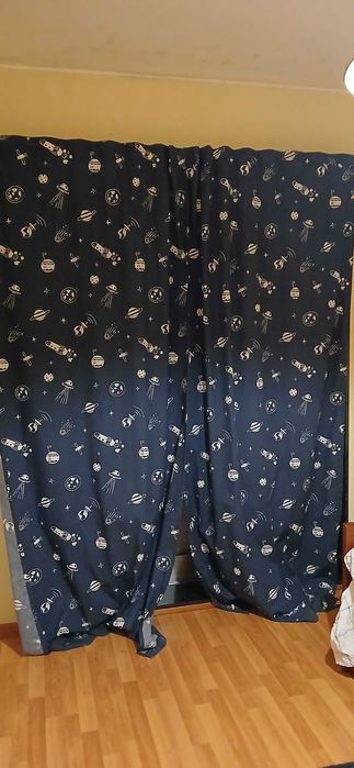 Cortina ieka infantil azul com tema do espaço