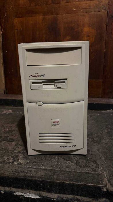 Старий Ретро комп'ютерний корпус для ПК. З блоком живлення і Дисковод