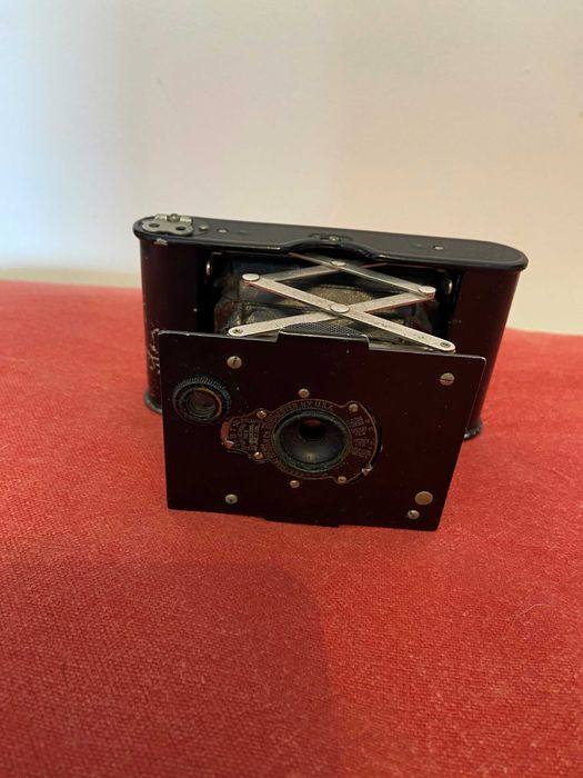 Máquina fotográfica muito antiga Kodak, com estojo