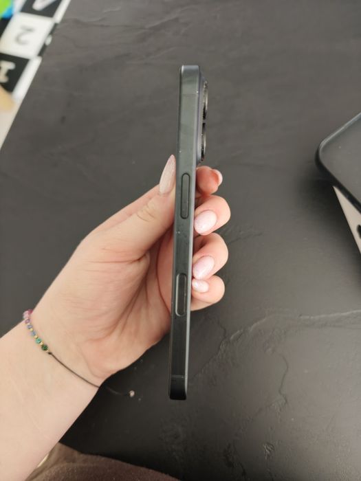 iPhone 16  czarny