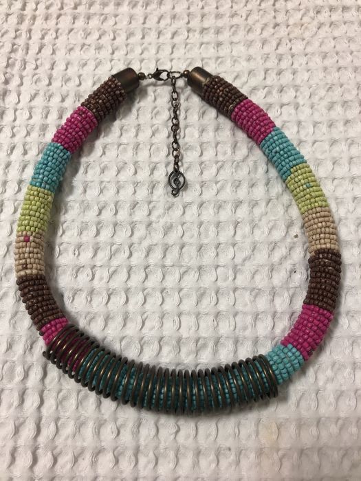Colares bonitos, vários feitios e cores