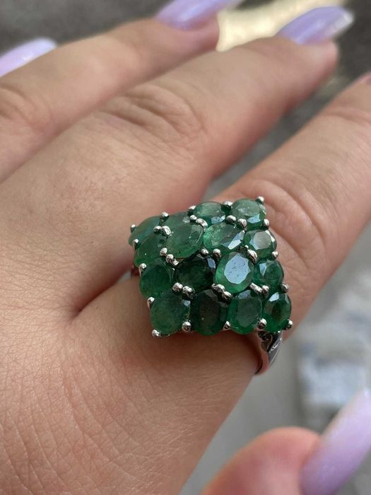 Серебряное кольцо 925 пробы с овальным изумрудом 5x4 мм, размер 18.5