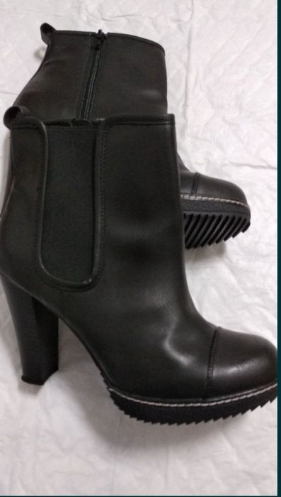 Botas para senhora, como novas.