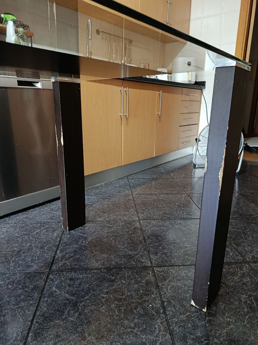 Mesa de Vidro com faixa preta.