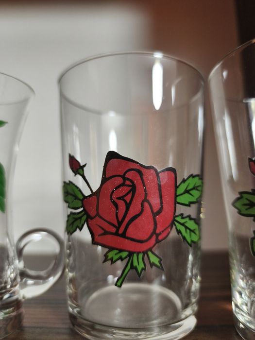 Szklanka z różą kieliszek do likieru wisienka PRL