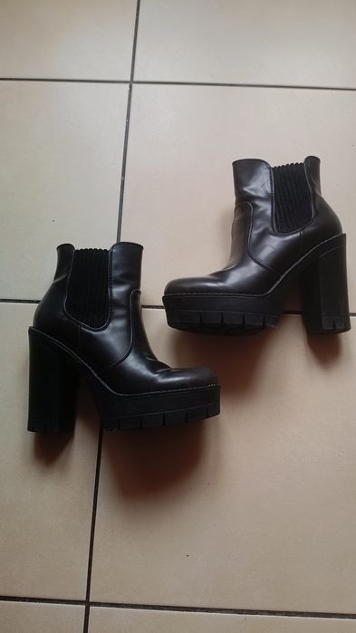 Botki na koturnie roz.36