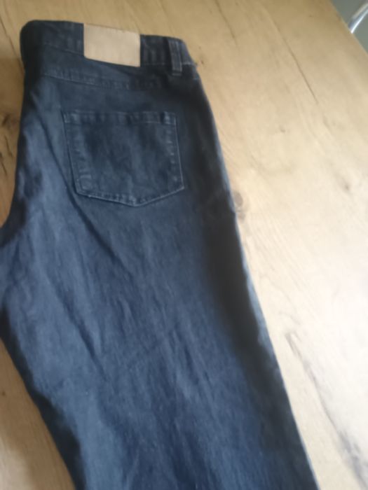 Czarne spodnie jeansy