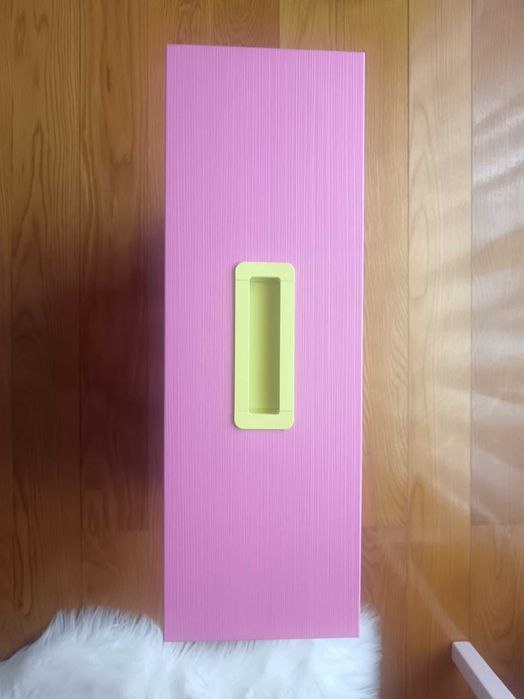 Cama, mesinha de cabeceira e estante, de menina