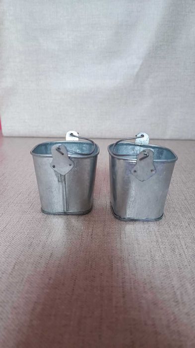Baldes pequeninos em metal