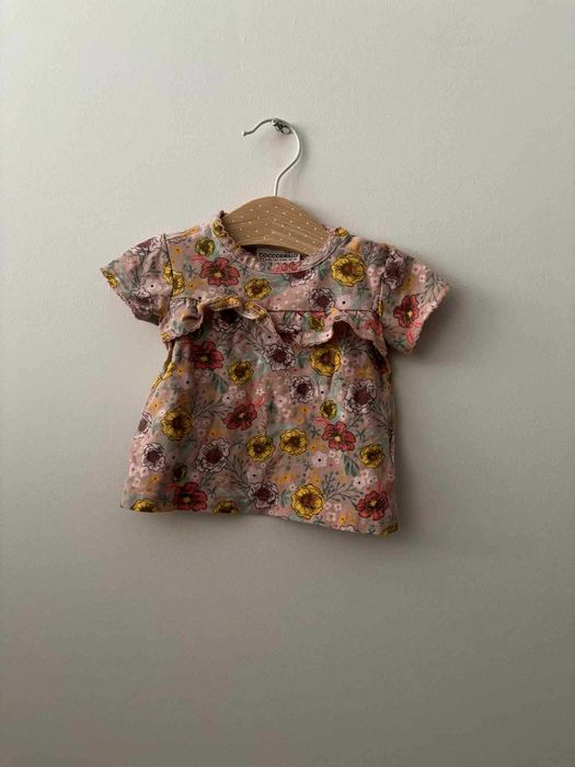 Bluzka Coccodrillo r. 68 cm krótki rękaw w kwiaty falbana bawełna