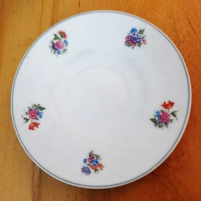 Pires de chávena de chá em porcelana Vista Alegre, floral
