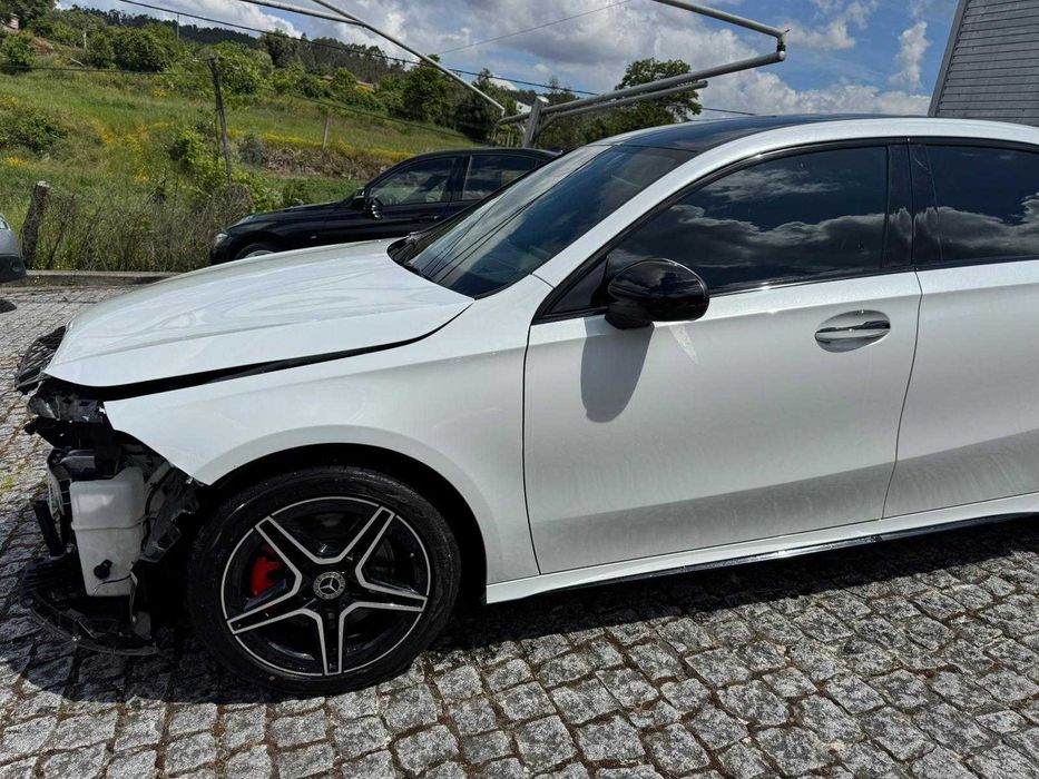 Mercedes-Benz A250e Limousine AMG Versão 100 km Autonomia