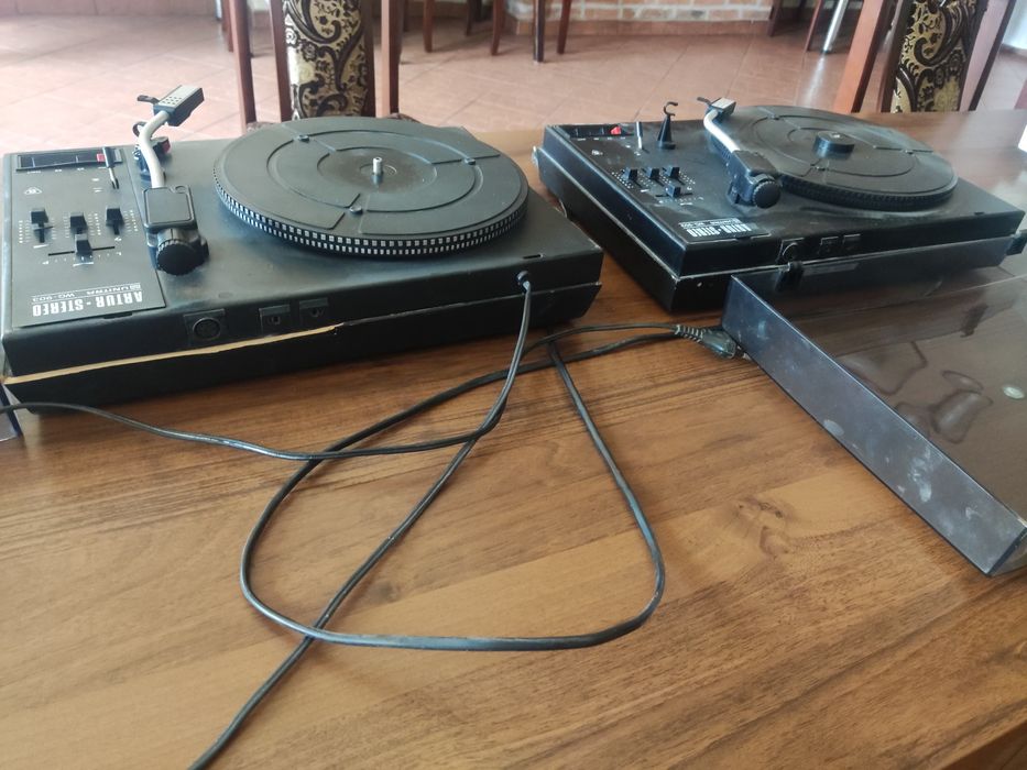 Sprzedam dwa gramofony UNITRA Artur wg903