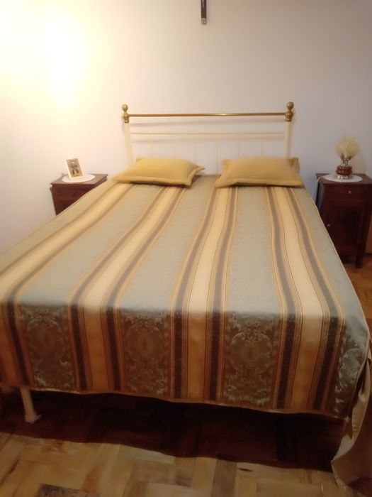 Cama de ferro, 2 roupeiros ,camiseiro e cama de madeira