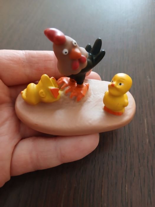 Figurka kura z pisklętami