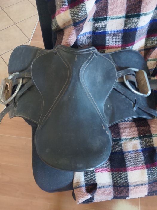 Siodło r.17 że strzemionami.