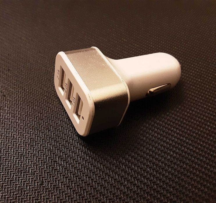 Автомобильний USB адаптер-зарядное устройство на 3 кабеля