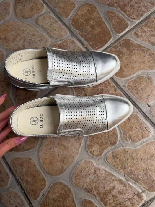 Buty srebrne na koturnie 39