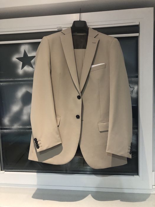 Beżowy elegancki garnitur