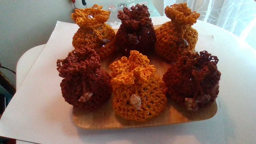 Sacos de CROCHET com BÚZIO p/prendas, brindes, adereços, sabonetes