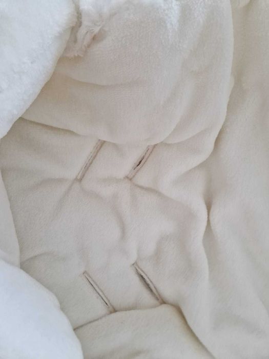 Capa / manta para o carrinho de bebé para proteger do frio.