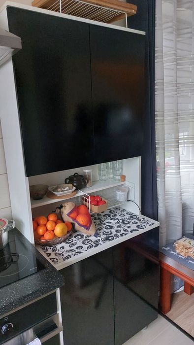 Wysoka komoda kuchenna z blatem