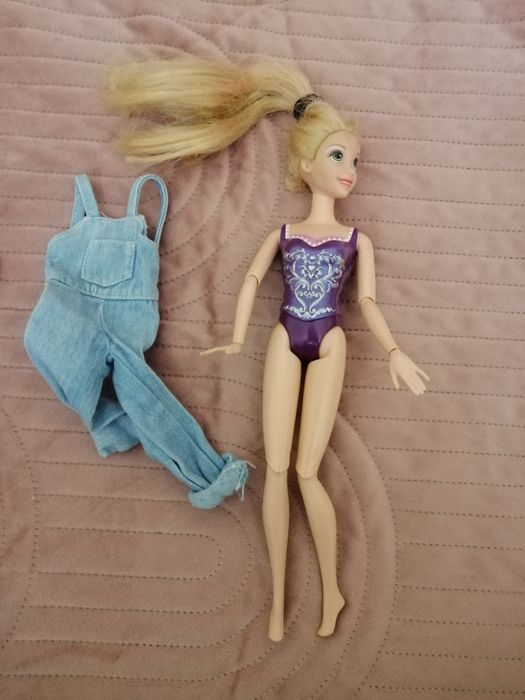 Lalki Barbie z akcesoriami.