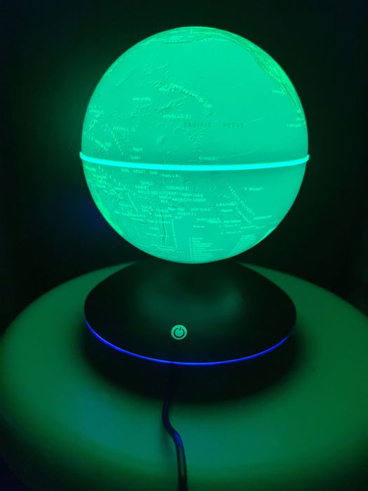 Левітуючий глобус з підсвіткою.
