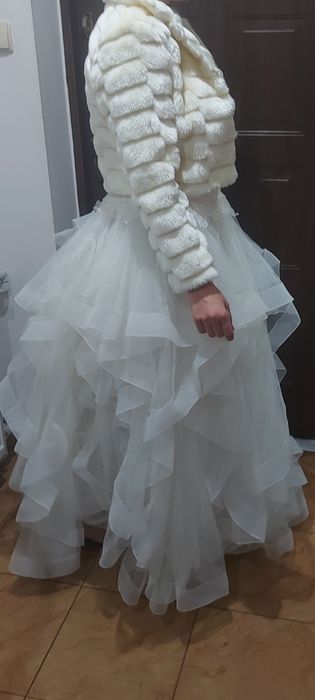 Suknia ślubna z falbanami