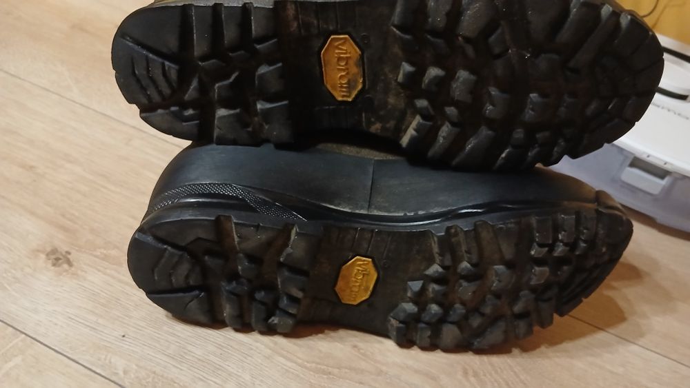 Берци Aku Британія