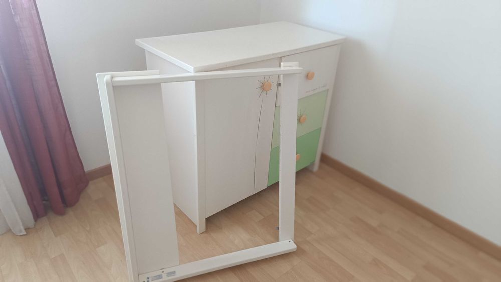 Conjunto Quarto de Bebé Completo: Cama de Grades + Cómoda Fraldário + Berço Viagem