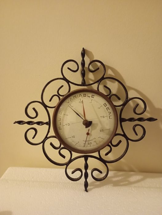 Barómetro antigo de parede com ferro forjado