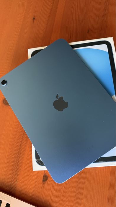 Apple iPad 11-inch 128GB Wi-Fi Azul + Caixa + Capa