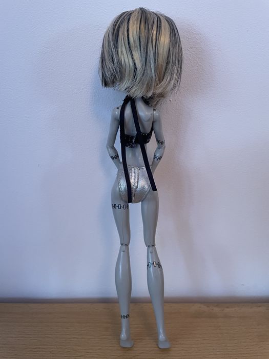 Monster High lalka Frankie Skull Shores