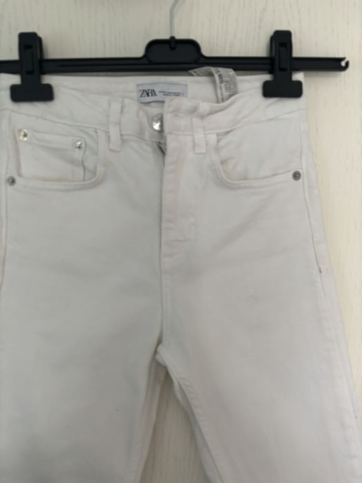 Biale spodnie jeansowe zara